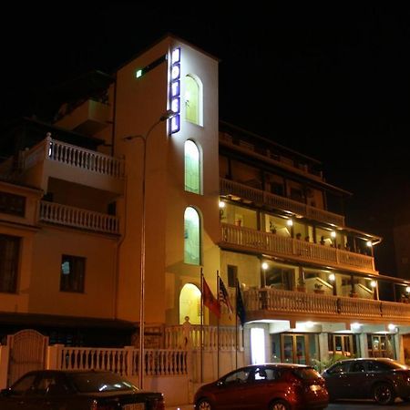 Hotel Martini Vlore Bagian luar foto