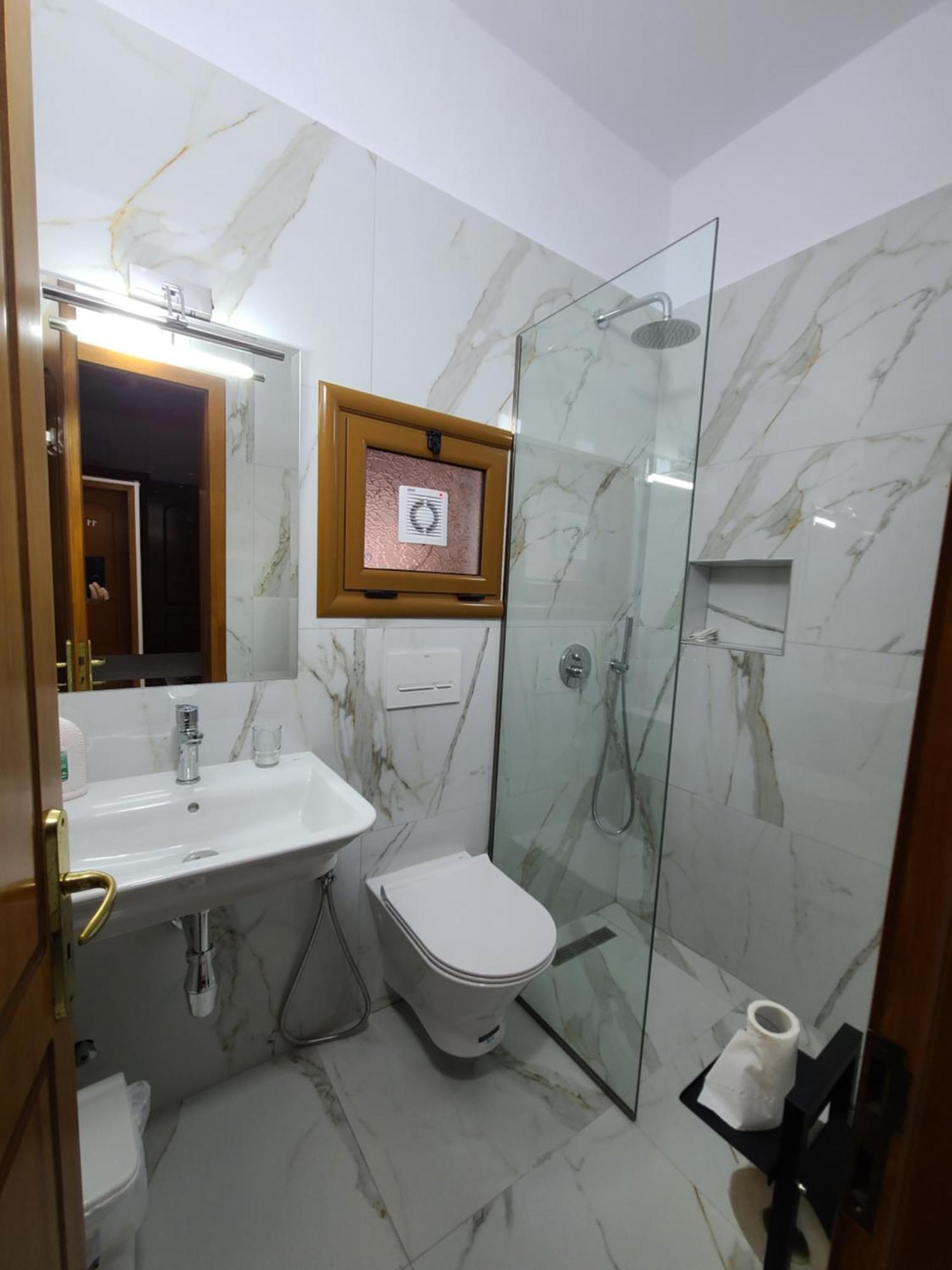 Hotel Martini Vlore Bagian luar foto