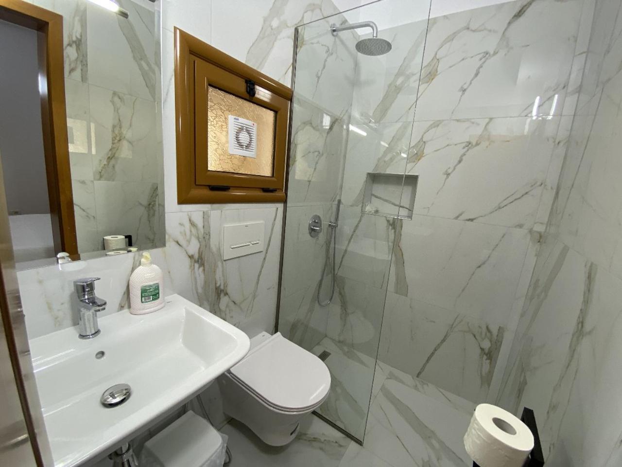 Hotel Martini Vlore Bagian luar foto