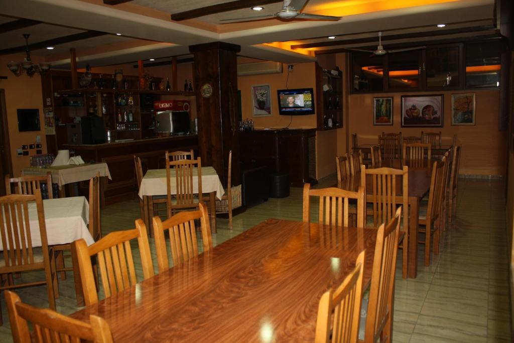 Hotel Martini Vlore Bagian luar foto